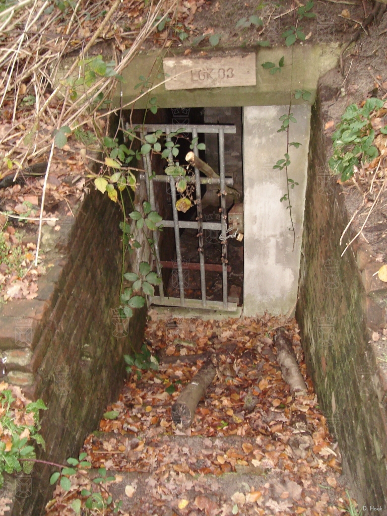 De ingang van een onderaardse bunker in park Leeuwenhorst. De bunker is afgesloten in verband met vleermuizen.