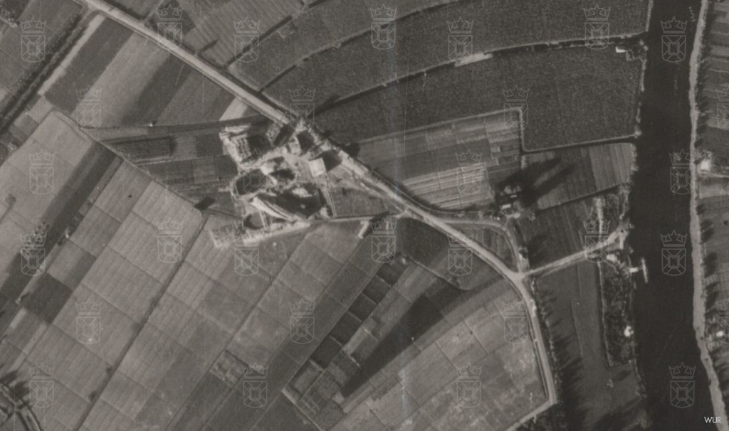 Luchtfoto uit 1944 van de stelling met rechts de Oude Rijn en in het midden de Baustelle.