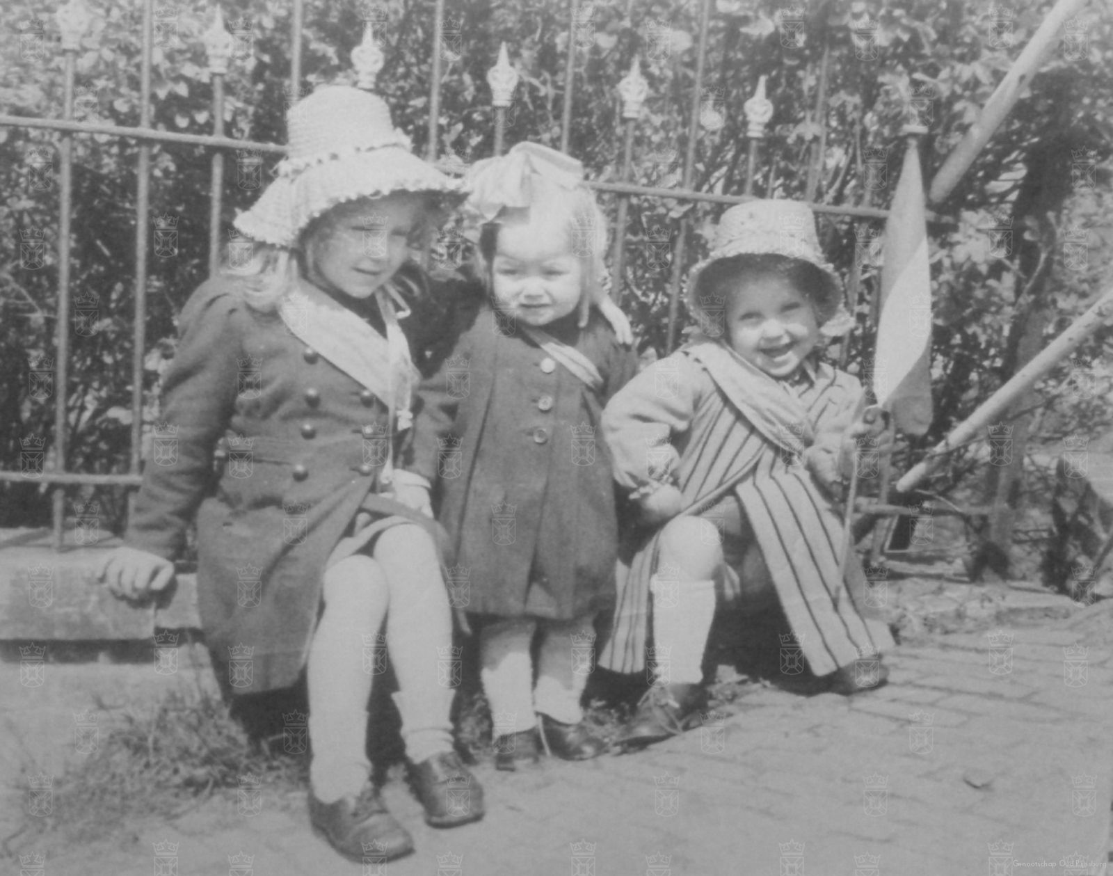 De drie zusjes van der Laan tijdens de bevrijding.