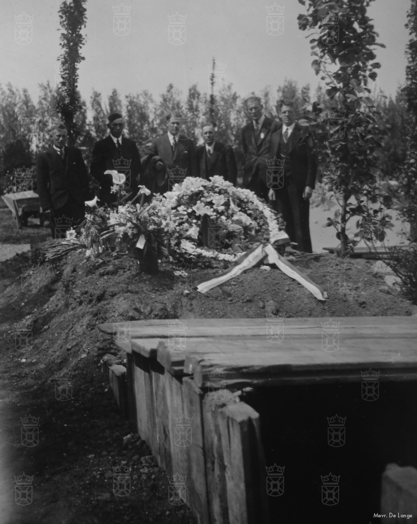 Het gezamenlijke graf van het 5-4 Dep. Bat. te Rijswijk waar ook Klaas Ros begraven was.