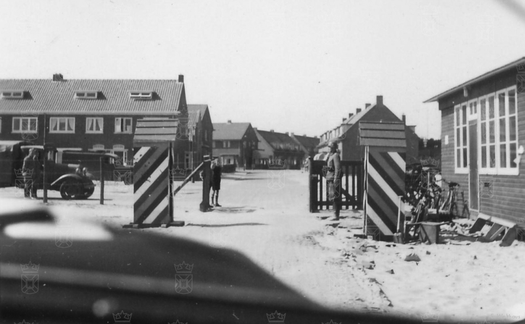 Ingang van het barakkenkamp aan de Parklaan gezien vanuit een Duitse dienstauto.