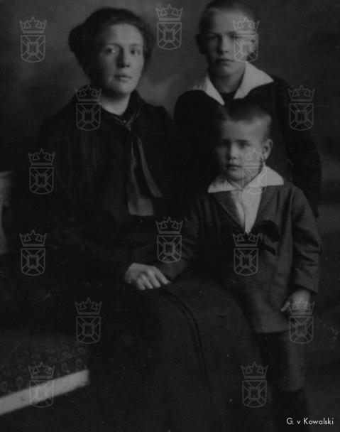 Moeder Minna met haar zoons Wilhelm en Karl.