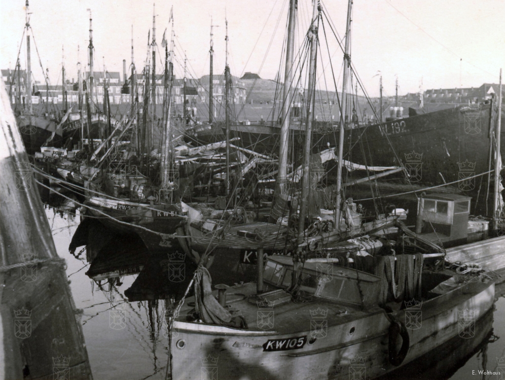 Katwijkse schepen in de haven van Scheveningen in december 1941.