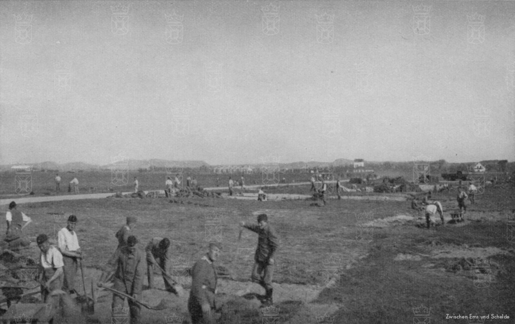 Duitse militairen aan het werk op het vliegveld.
