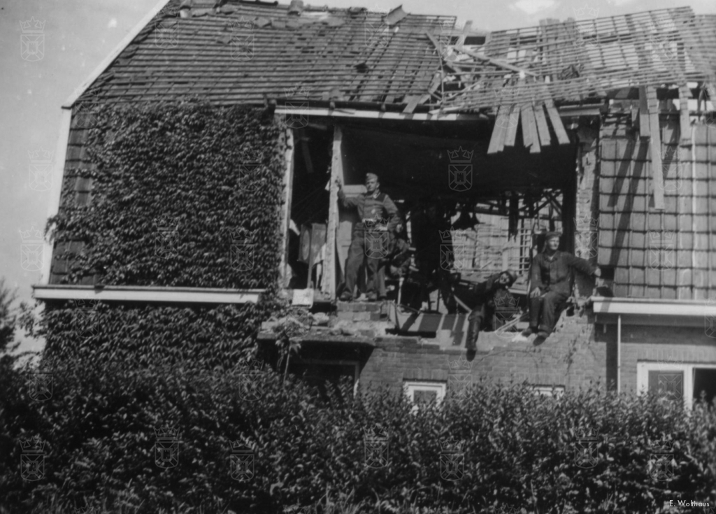 Een viertal Duitse soldaten op de beschadigde zolder van de familie Van Leeuwen aan Straatweg nr. 100.