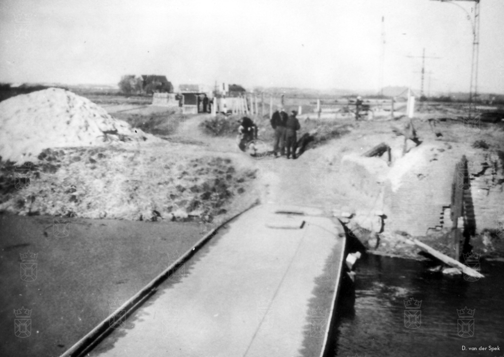 Omdat de Jan Zwanenbrug door de Duitsers opgeblazen was, fungeerde een platte schuit als tijdelijke noodbrug. Dit heeft tot zeker half mei 1946 geduurd.