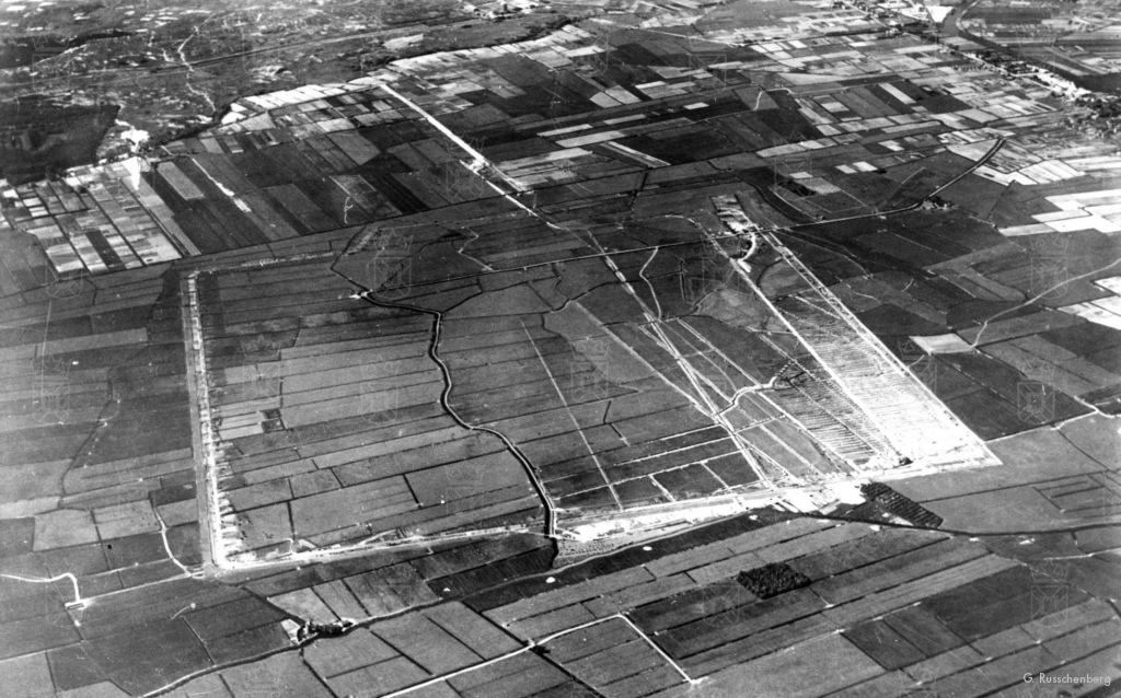 Luchtfoto gemaakt in 1939 tijdens het bouwrijp maken van het vliegveldterrein.