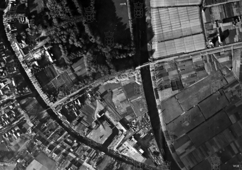 Op deze luchtfoto van de stelling zijn de loopgraven goed te zien. Ook de tankversperring aan de Rijnsburgse zijde is goed te onderscheiden.