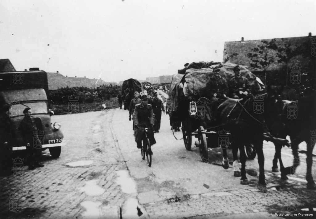 Duitse militairen blazen de aftocht na de capitulatie van het Duitse leger in mei 1945.