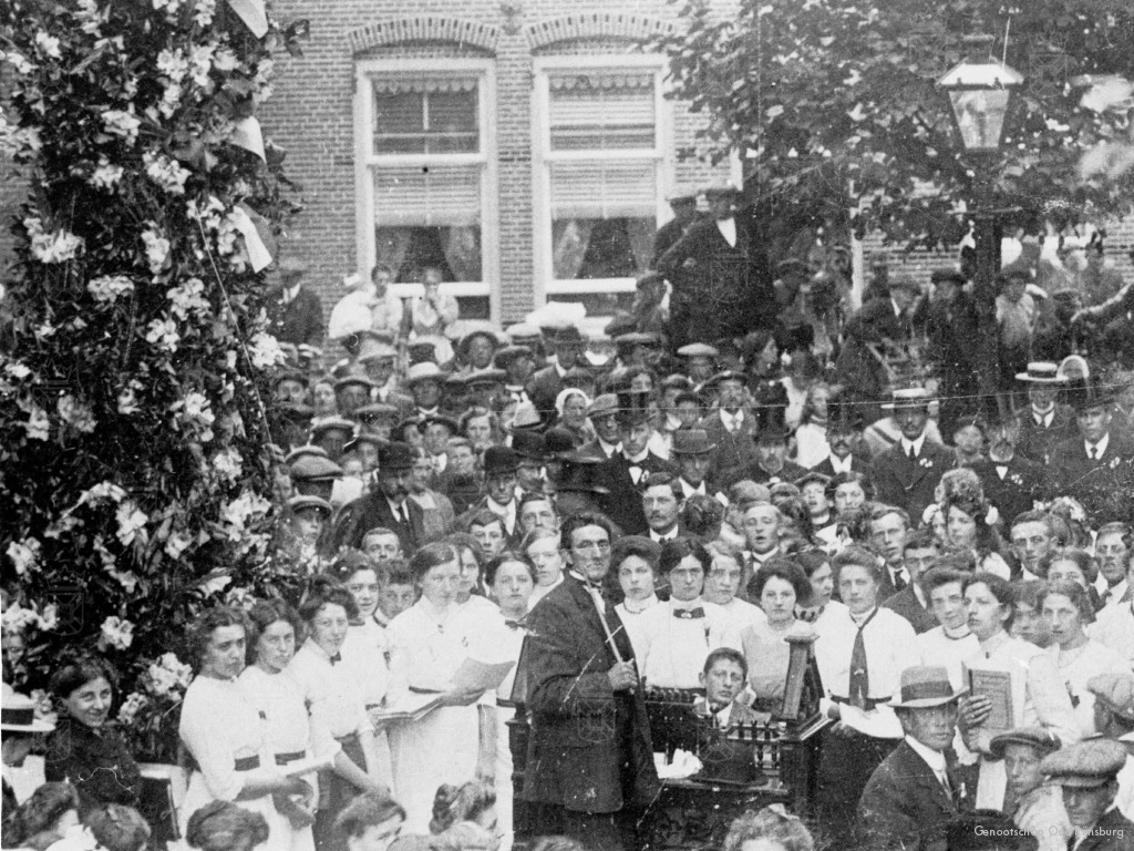 Zangvereniging De Lofstem geeft een uitvoering ter ere van het planten van de Wilhelminaboom op 4 september 1898.