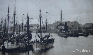 De haven van IJmuiden, met op de voorgrond enkele Katwijkse schepen.