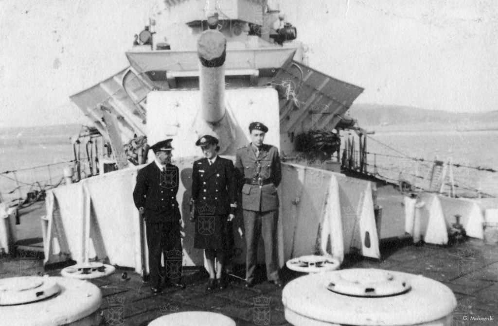 Admiraal Tadeusz Podjazd-Morgenstern, zuster Wanda en Tolo aan boord van een marineschip.