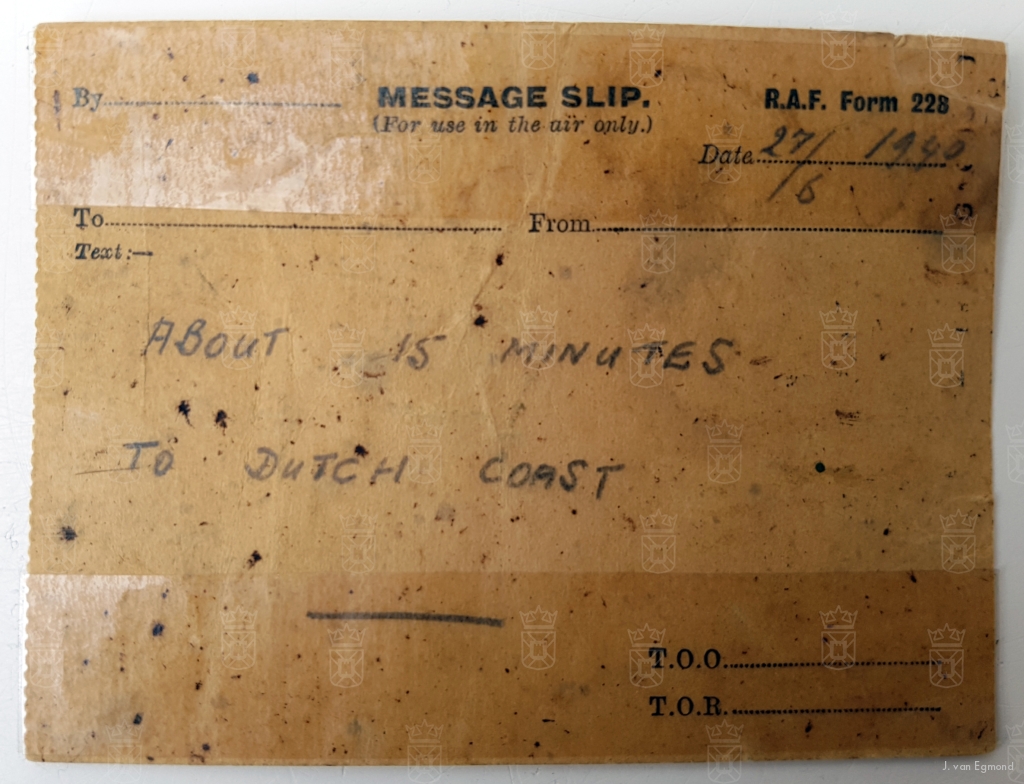 Een "message slip" uit het neergestorte toestel, aldaar gevonden door de heer Zandbergen. Vermeld wordt dat het nog 15 minuten vliegen is naar de Nederlandse kust.
