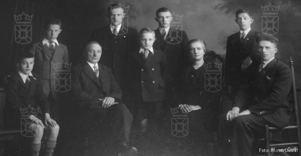 Familie van Delft, met geheel rechts Dirk. Henk in het midden.