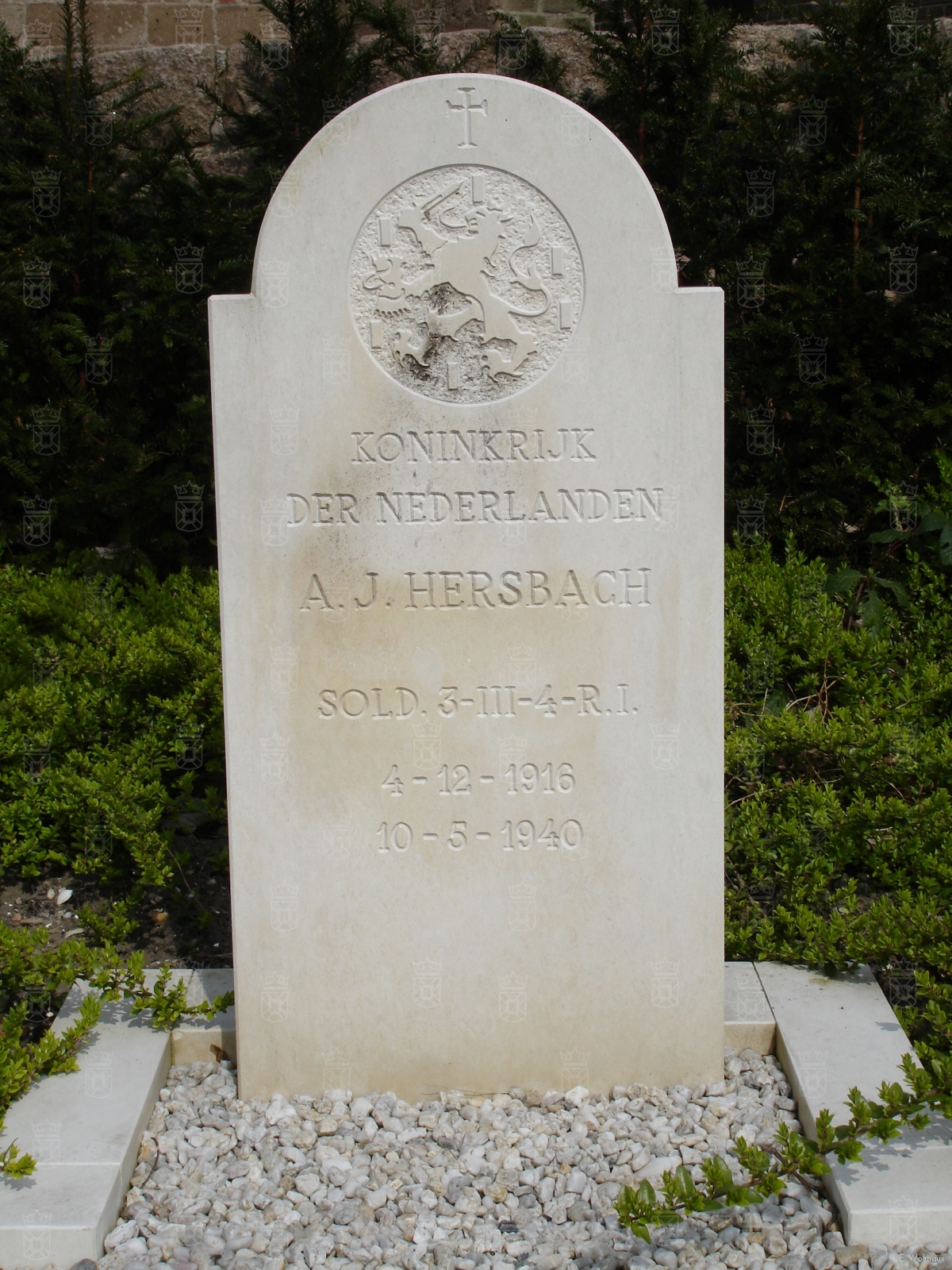 Het graf van Adrianus Hersbach naast de NH Kerk in Rijnsburg.