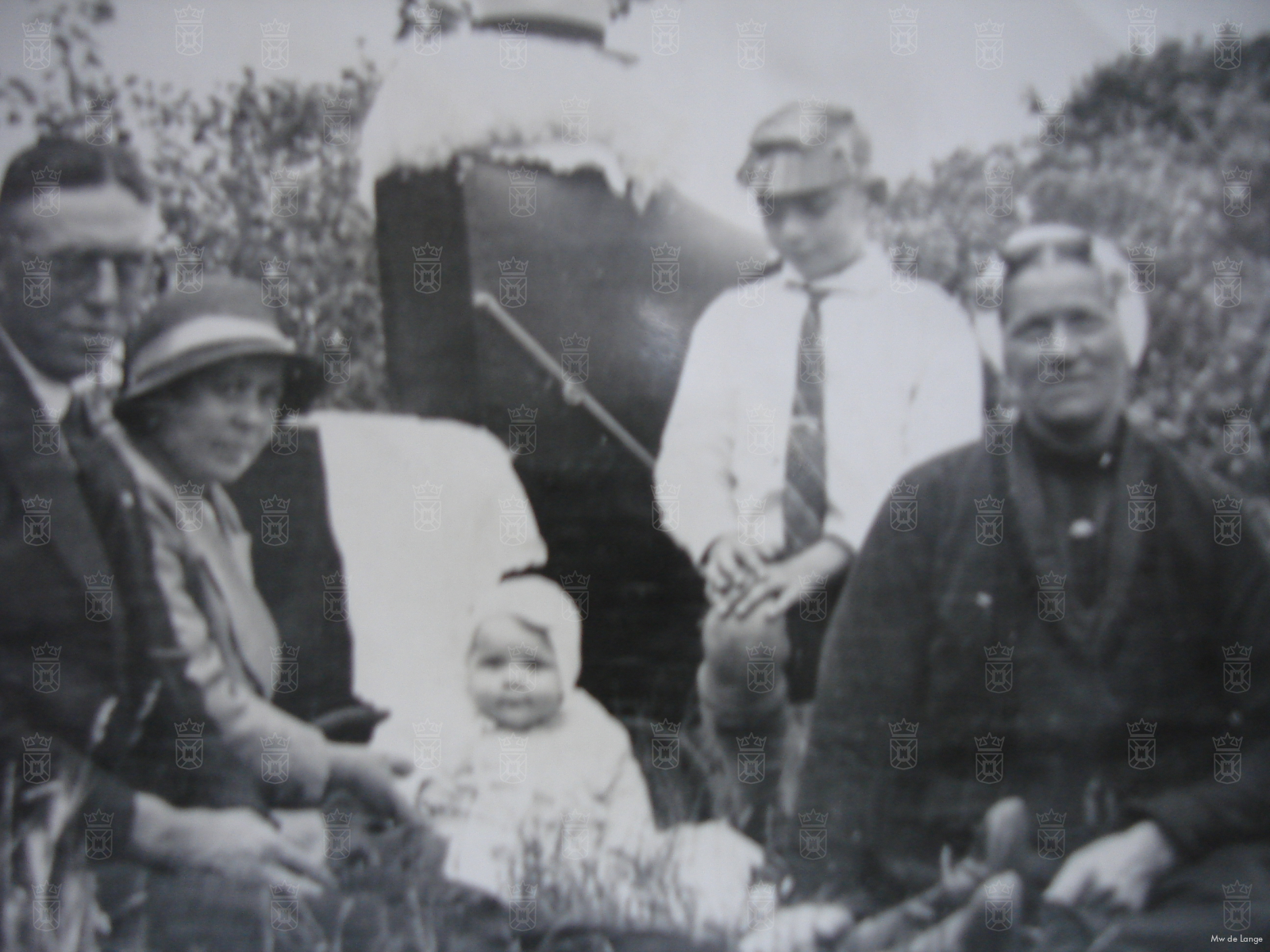 Mevrouw de Lange als baby op de foto met de familie. De jongen met het petje is Klaas. 