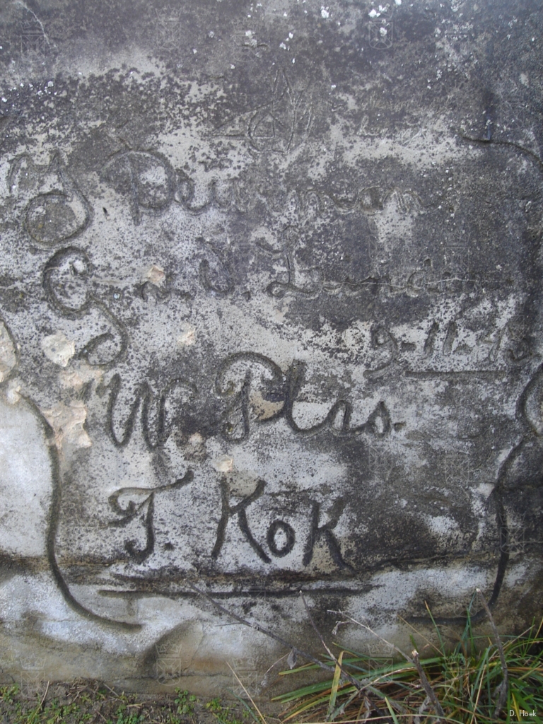De inscriptie met van boven naar beneden: J. Duinman (Of Duindam?), G. vd Linden, W. Plas, T. Kok.