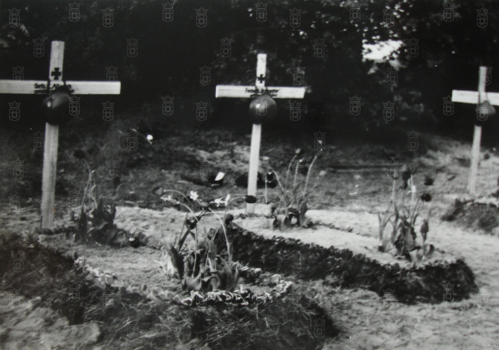 De graven in het duin van Obergefreiter Ewald Allerich en Feldwebel Georg Burmester, beide van IR47. 
