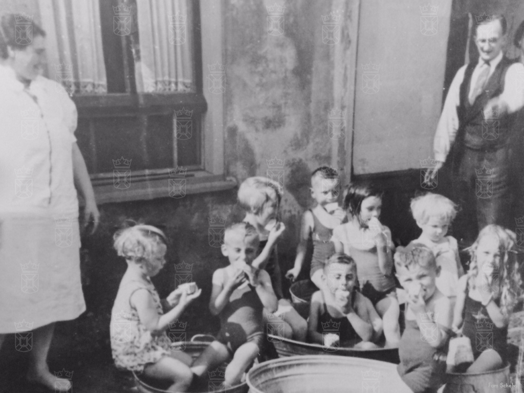 Zomer 1942, Arie Schelvis trakteert de buurtkinderen op een ijsje.
