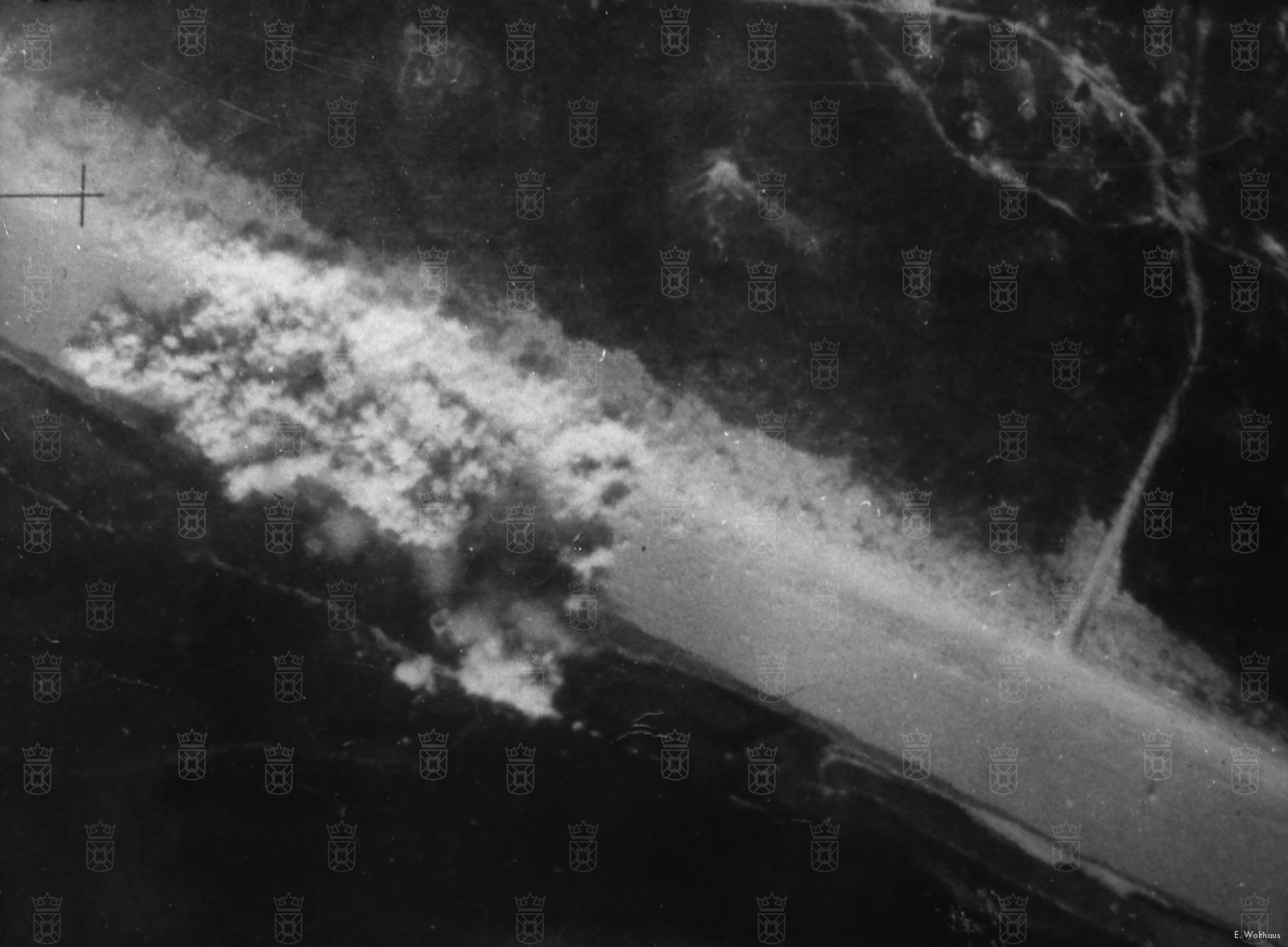 Een luchtopname van de Engelse aanval op de gestrande Ju52's. 