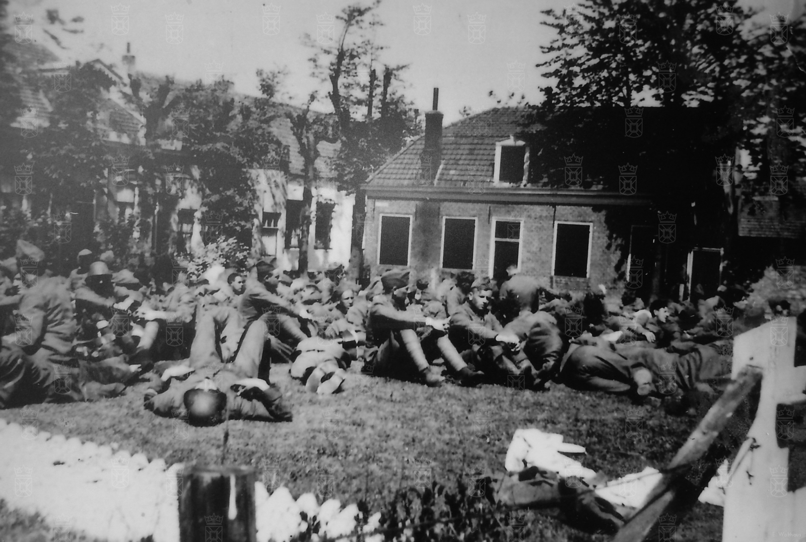 Nederlandse gevangenen op het grasveld naast de NH kerk.