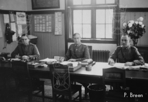 Enkele militairen van de staf houden kantoor in de veiling Flora.