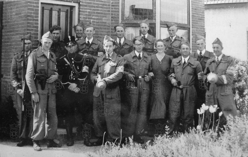 Een bevrijdingsfoto van de Valkenburgse BS, genomen voor het huis van Govert Bol, staande naast zijn vrouw Marie vooraan tweede van rechts.