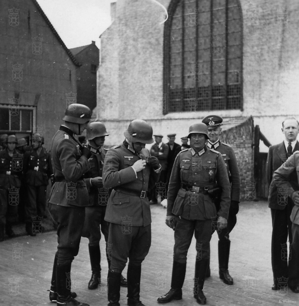 Uit de handen van General Von Sponeck heeft Rudolf Buhse, staande derde van links, zojuist het IJzeren Kruis mogen ontvangen.