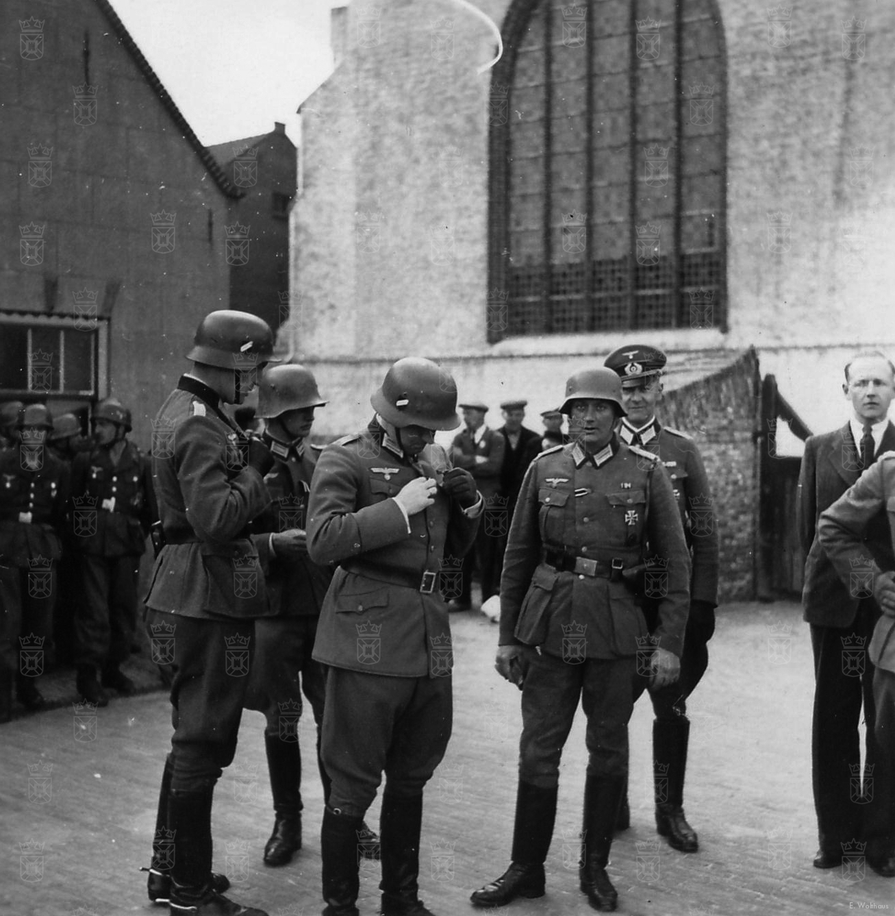 Uit de handen van General Von Sponeck heeft Rudolf Buhse, staande derde van links, zojuist het IJzeren Kruis mogen ontvangen.