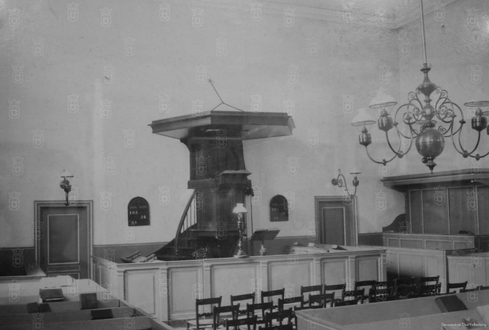 Het interieur van de NH Kerk voor de oorlogsverwoestingen tijdens de meidagen. 