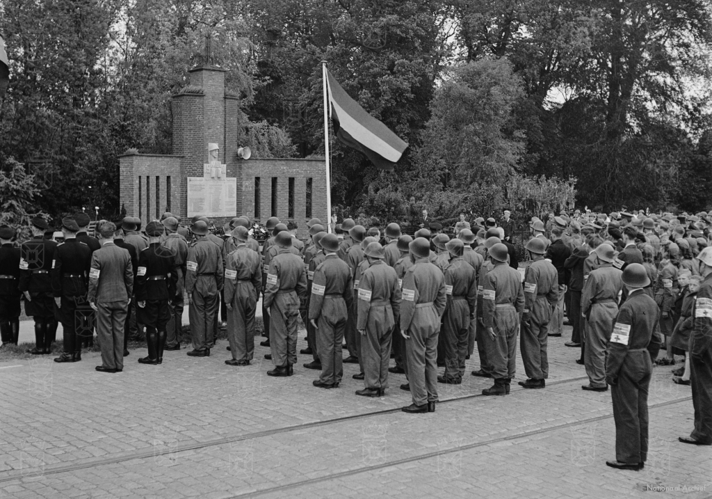 Direct na de bevrijding, op 8 mei 1945, vond er een herdenkingsplechtigheid plaats bij het monument aan het Haagsche Schouw. Op de foto zien we oud militairen en leden van de Binnenlandse Strijdkrachten.