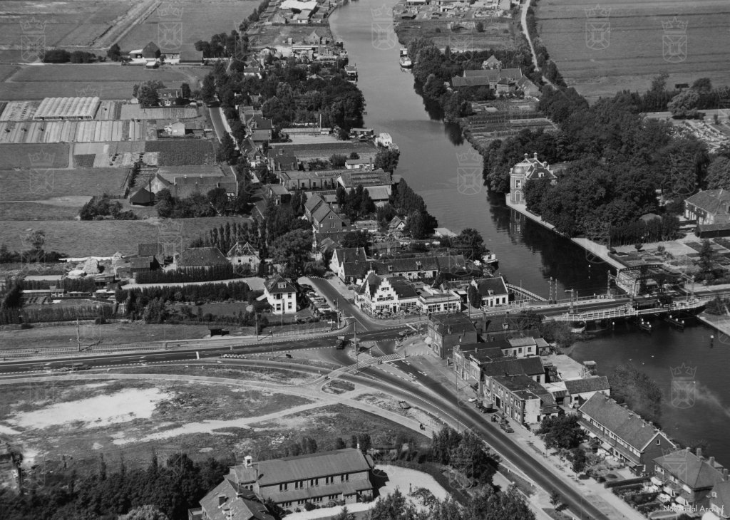 Het Haagsche Schouw in de periode rond de oorlogsjaren. Aan de waterkant zien we Huize Rhijnhof en op het kruispunt voor de brug Café Restaurant Het Haagsche Schouw.