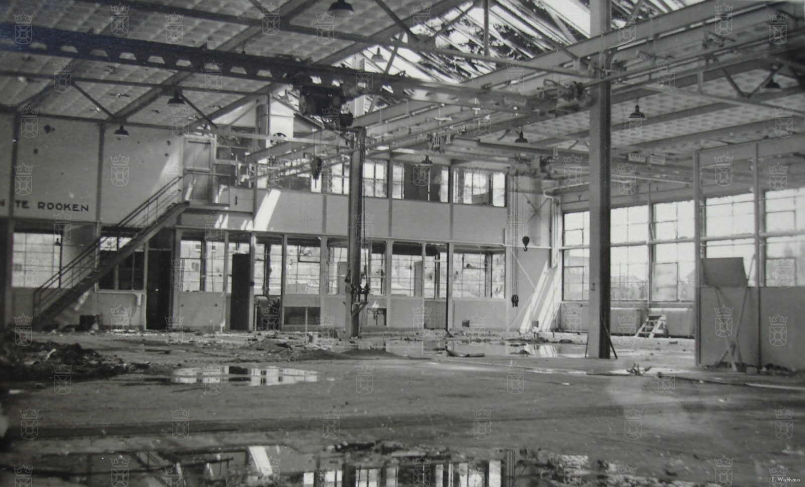 Het interieur van een door oorlogshandelingen beschadigde hangar op Valkenburg.