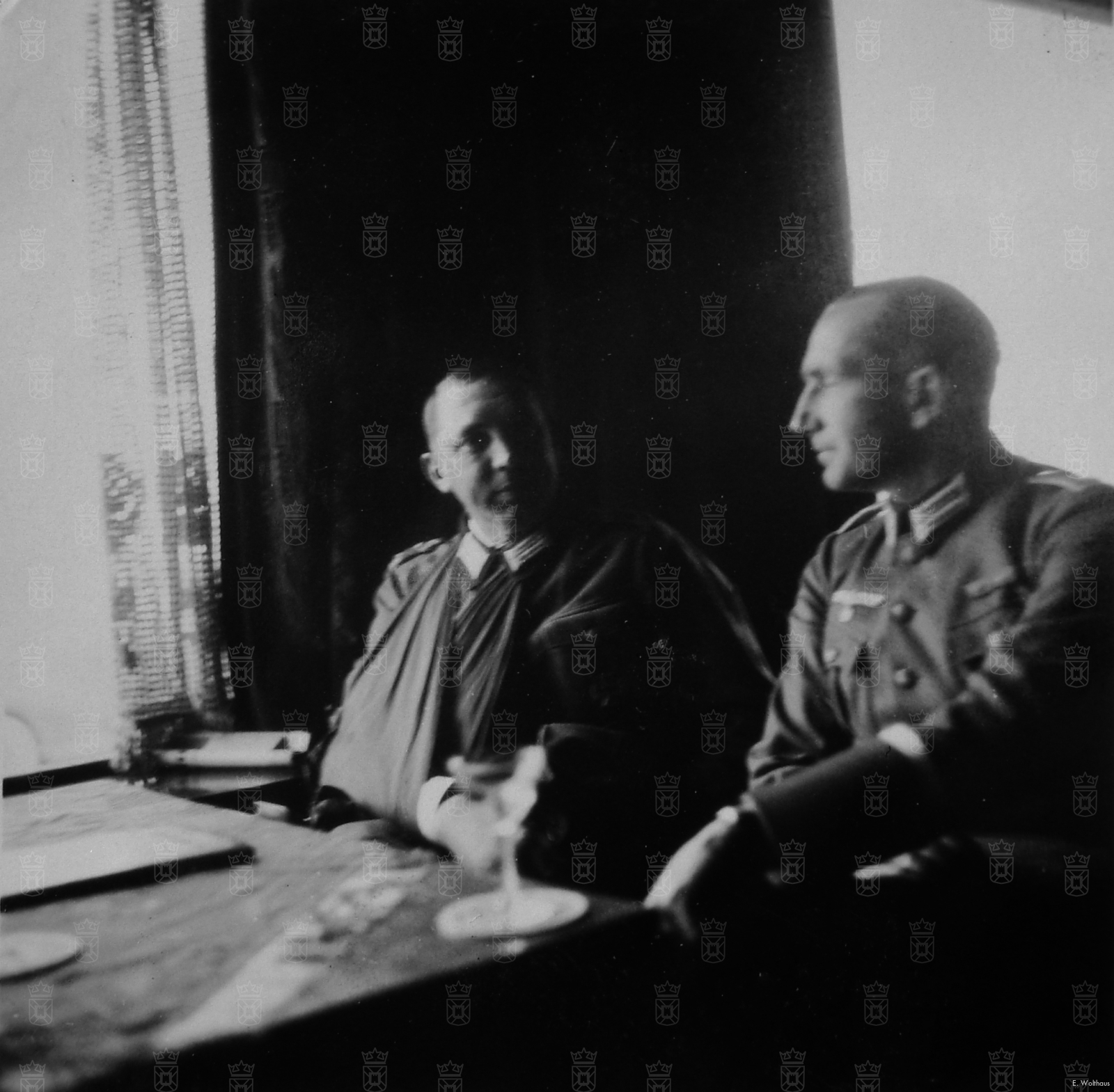 Oberst Kurt Heyser, hier links afgebeeld met één van zijn officieren in Hotel Restaurant de Zwaan aan de Katwijkse boulevard.