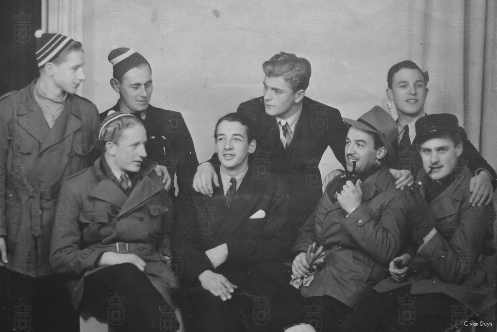 De groep na aankomst in Zweden. De eerste persoon linksonder zittend is Neil. Verder op deze foto onder andere verzetsstrijder Gerard Kouwenhoven, Jan Borg, Rudi Woest en Eddie Woest.