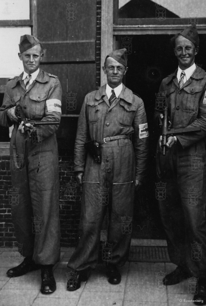 Goof Bol en zijn zoons Cor en Dik op 13 mei 1945.